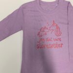 Jeg Skal Være Storesøster T-Shirt L/S, Lavender Med Pink Krystalina Tryk - Jeg skal være storesøster T-Shirt - Legekammeraten.dk