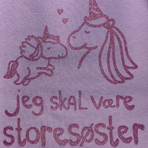 Jeg Skal Være Storesøster T-shirt S/S Enhjørning Lavender Med Lilla Krystalina Tryk - Jeg skal være storesøster T-Shirt - Legekammeraten.dk