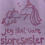 Jeg Skal Være Storesøster T-shirt S/S Enhjørning Lavender Med Lilla Krystalina Tryk - Jeg skal være storesøster T-Shirt - Legekammeraten.dk