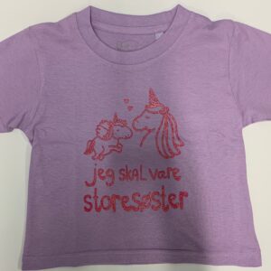 Jeg Skal Være Storesøster T-shirt S/S Enhjørning Lavender Med Pink Krystalina Tryk - Legekammeraten.dk