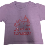 Jeg Skal Være Storesøster T-shirt S/S Enhjørning Lavender Med Lilla Krystalina Tryk - Jeg skal være storesøster T-Shirt - Legekammeraten.dk