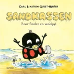 Sandkassen. Bror finder en vandpyt